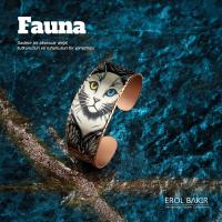 Fauna Beyaz Zemin Mavi Gözlü Kedi Portresi Kalın El Yapımı Bakır Bileklik – Cat Copper Bracelet