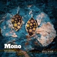 Mono Siyah Zemin Altın Çiçek Geometrik Desenli El Yapımı Bakır Küpe – Handmade Copper Earring
